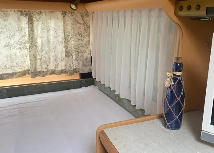 Campingplatz Wohnwagen Auf Dem Wulfenerhals Ca 150m Bis Zum Fehmarn