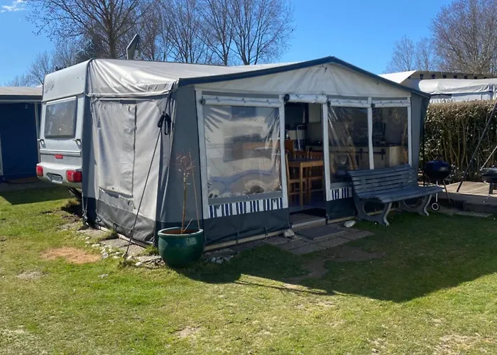 Wohnwagen Auf Dem Wulfenerhals Ca 150m Bis Zum Campingplatz Fehmarn